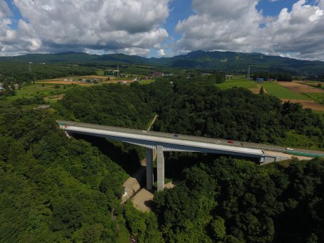 東海北陸自動車道　本谷橋PC上部工事